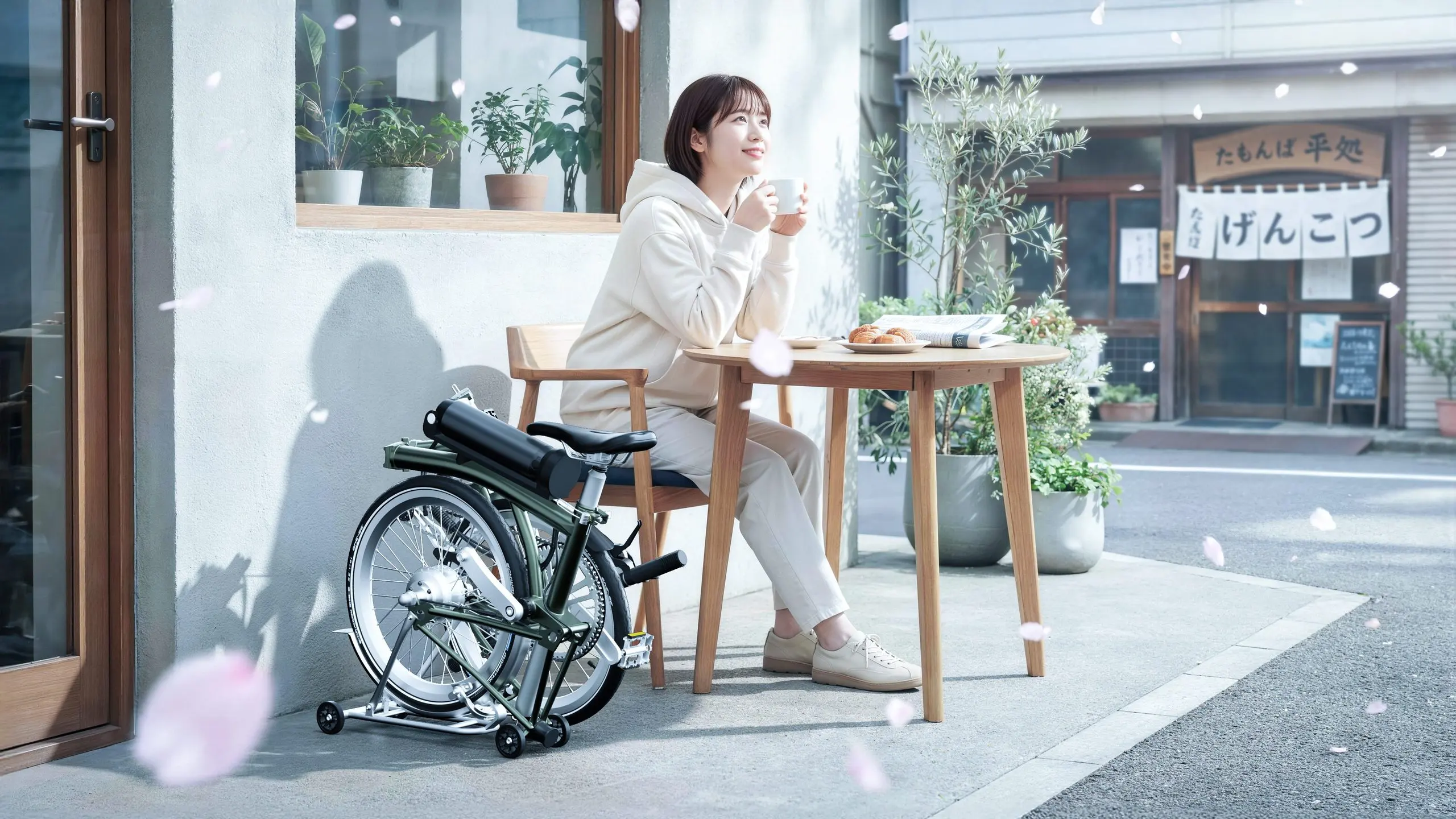Cafe Stop / 街角停放